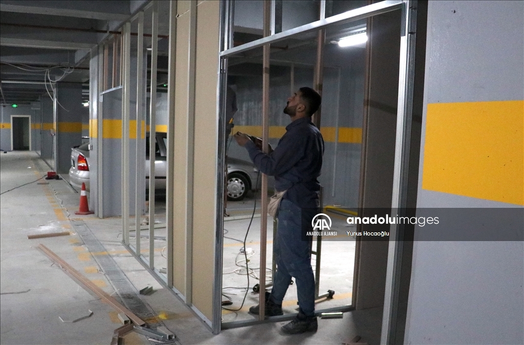 Depremzede tekstilciler, otoparka kurulan atölyelerde tezgahlarının başına geçti