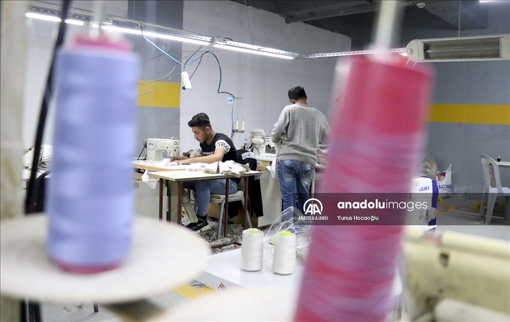 Depremzede tekstilciler, otoparka kurulan atölyelerde tezgahlarının başına geçti