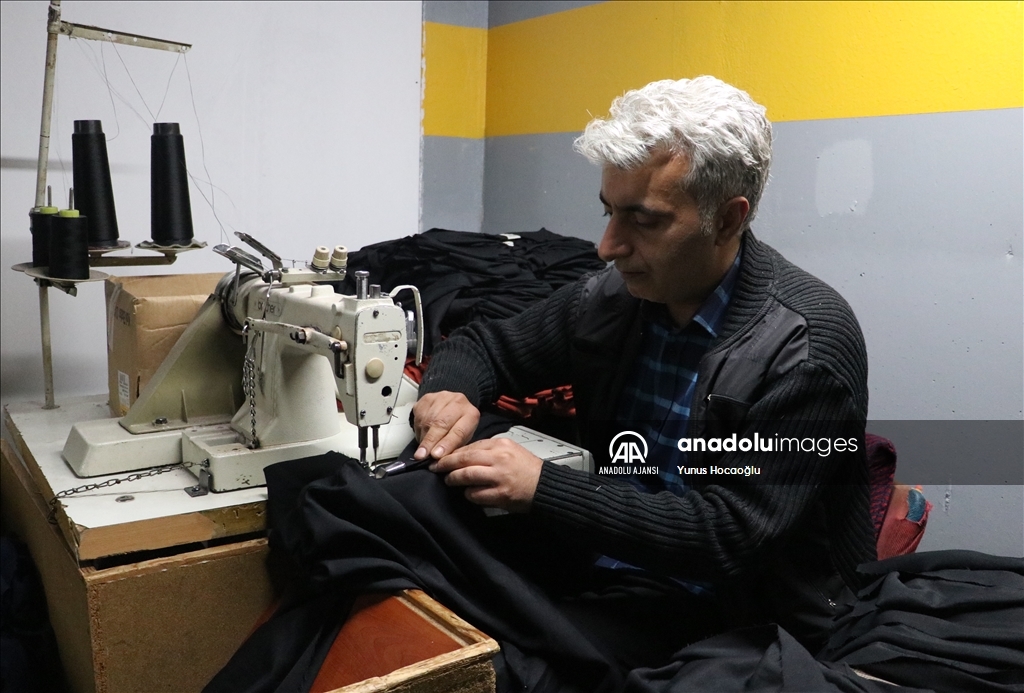 Depremzede tekstilciler, otoparka kurulan atölyelerde tezgahlarının başına geçti