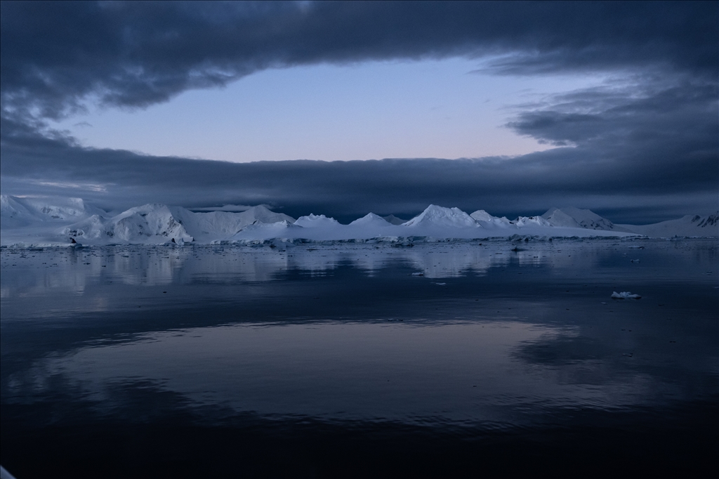 "Ice Continent" Antarctica melts at historic rates this year