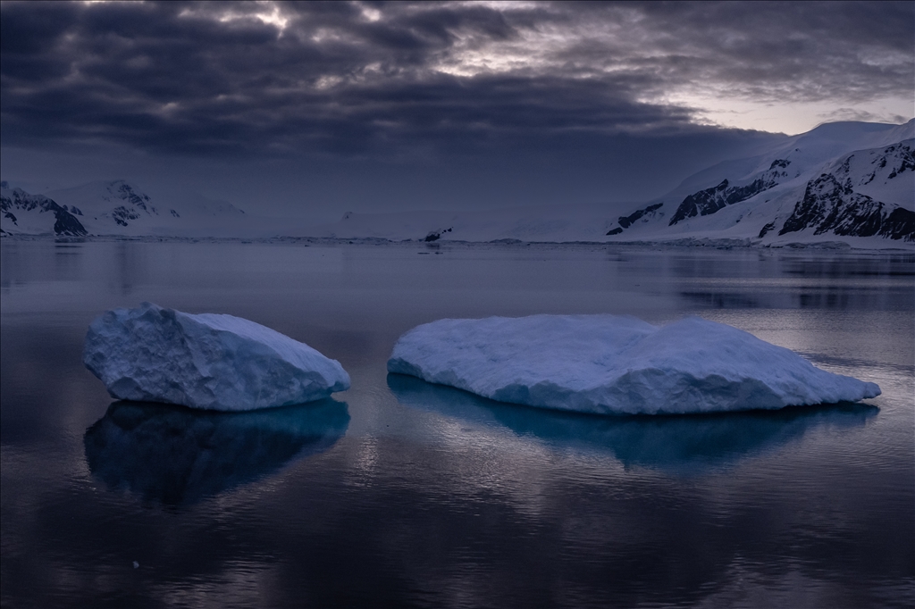 "Ice Continent" Antarctica melts at historic rates this year