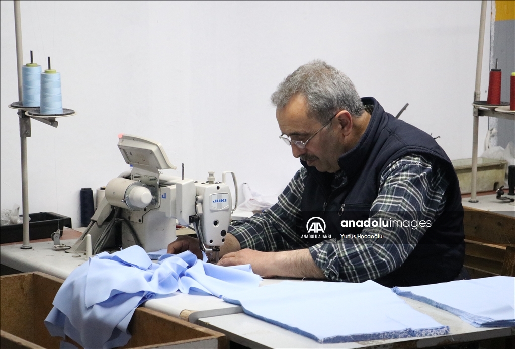 Depremzede tekstilciler, otoparka kurulan atölyelerde tezgahlarının başına geçti