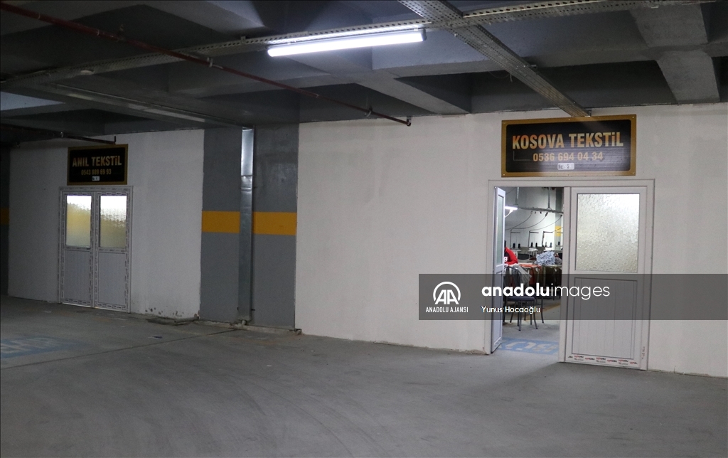 Depremzede tekstilciler, otoparka kurulan atölyelerde tezgahlarının başına geçti