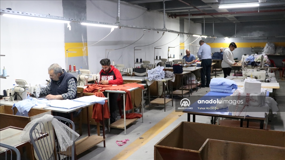 Depremzede tekstilciler, otoparka kurulan atölyelerde tezgahlarının başına geçti