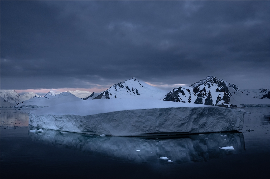 "Ice Continent" Antarctica melts at historic rates this year