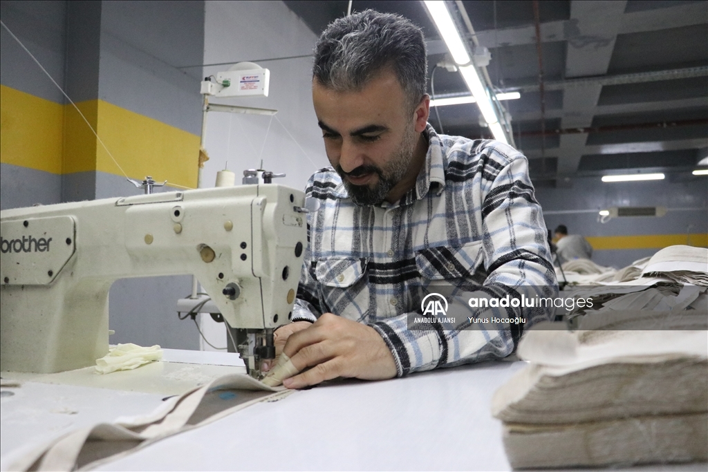 Depremzede tekstilciler, otoparka kurulan atölyelerde tezgahlarının başına geçti