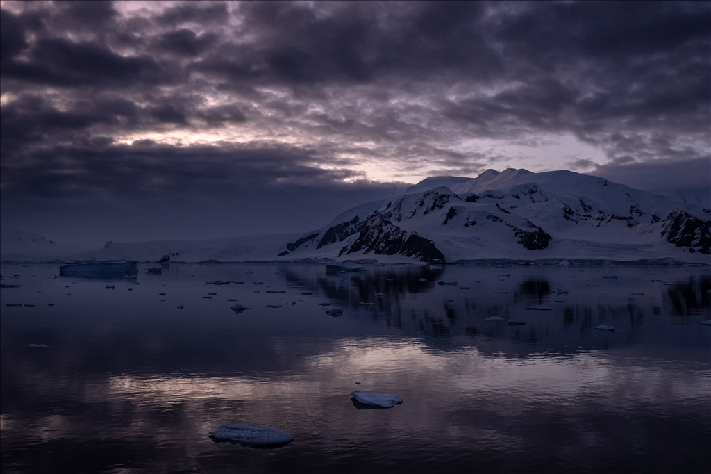 "Ice Continent" Antarctica melts at historic rates this year