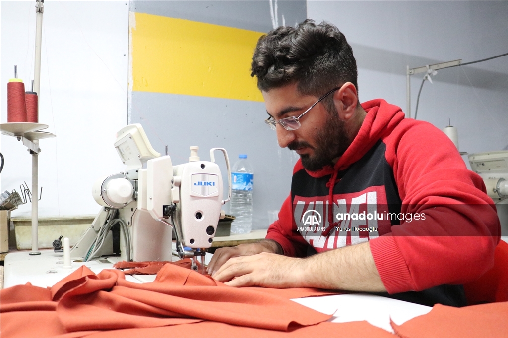 Depremzede tekstilciler, otoparka kurulan atölyelerde tezgahlarının başına geçti