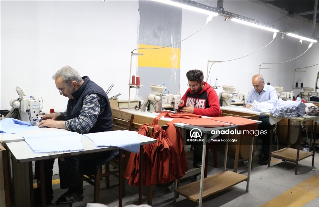 Depremzede tekstilciler, otoparka kurulan atölyelerde tezgahlarının başına geçti