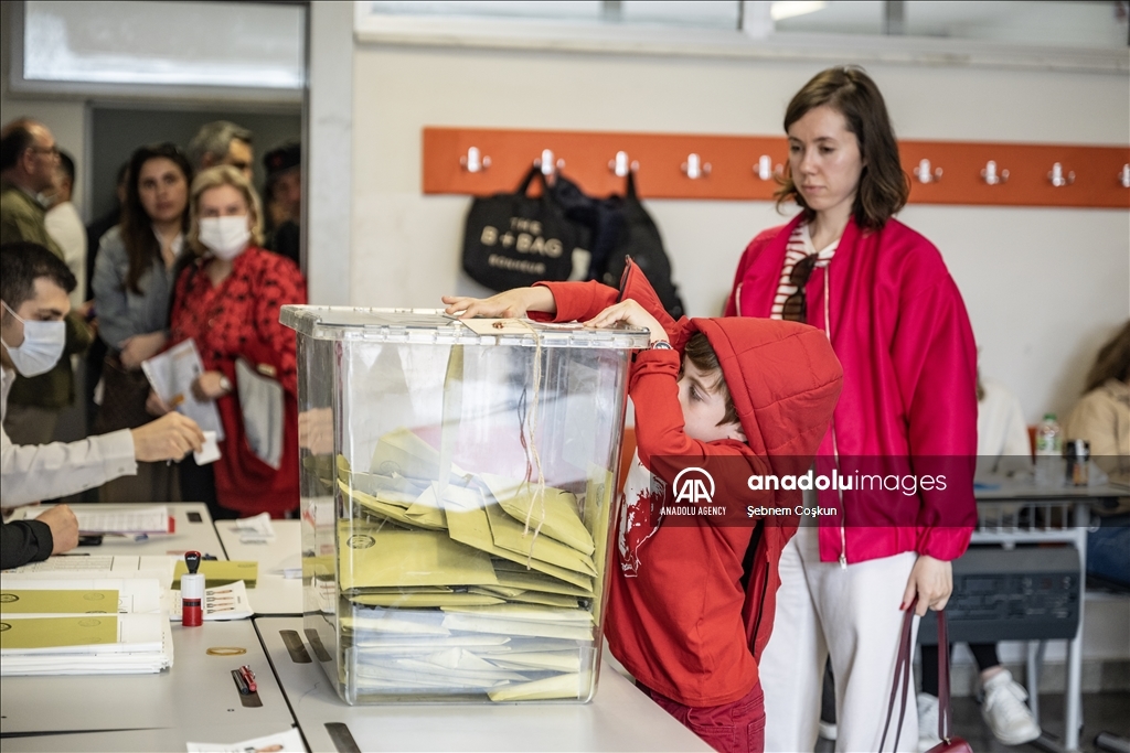 В Турции проходит голосование на выборах президента и парламента