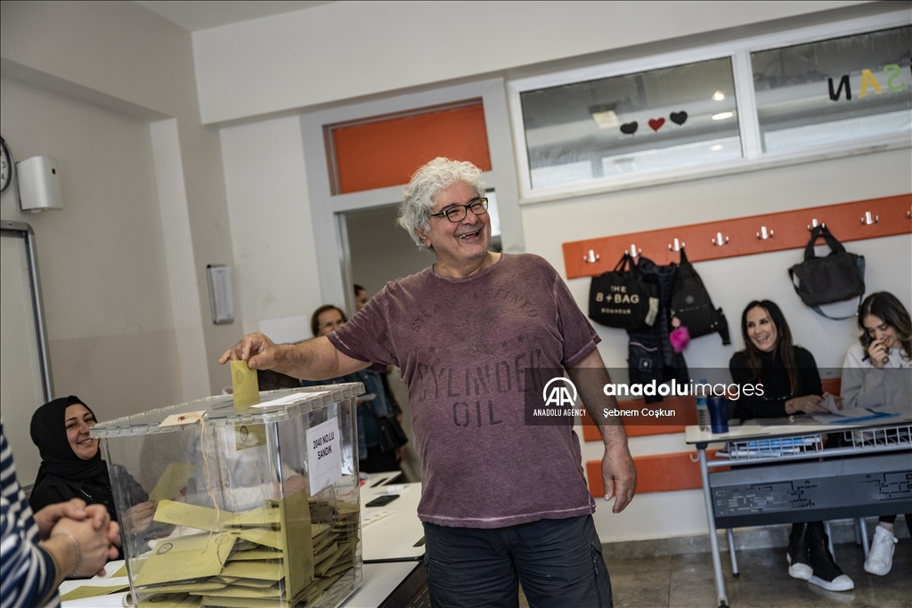 В Турции проходит голосование на выборах президента и парламента