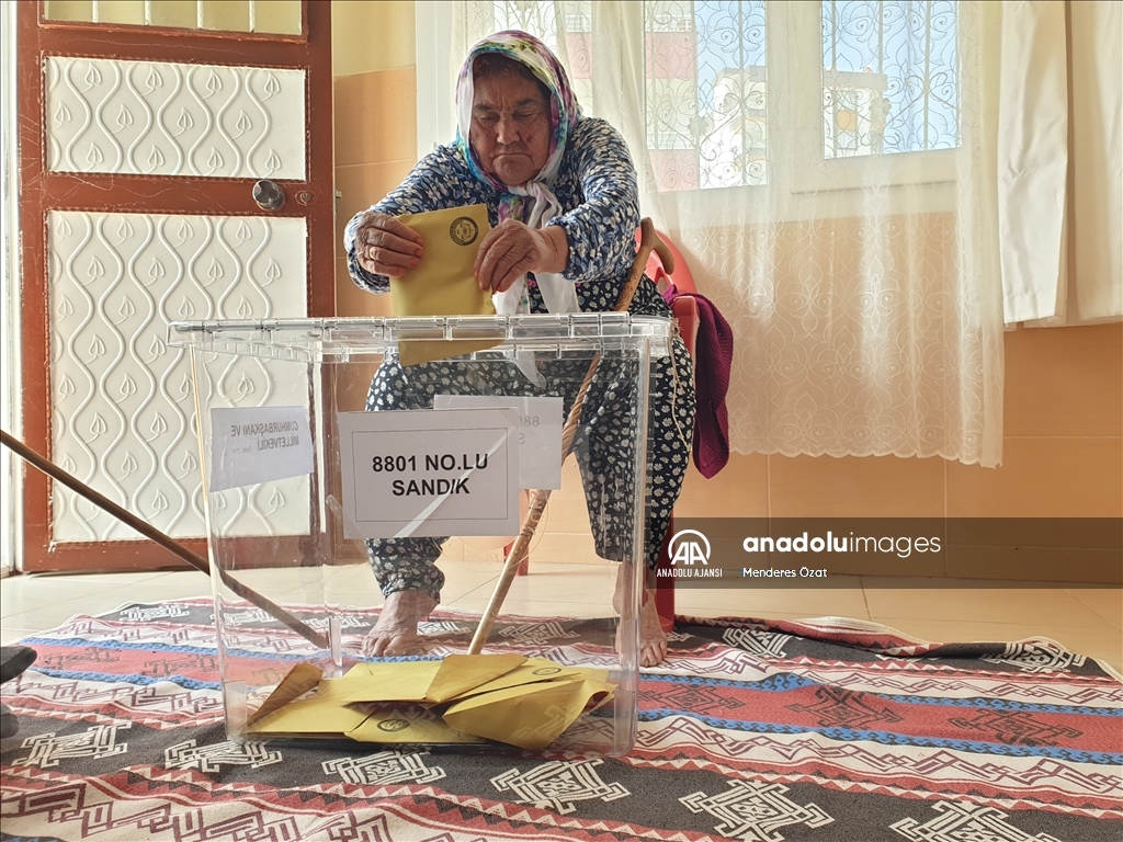 Adana ve Osmaniye'de hasta veya engelliler ekiplerin yardımıyla oyunu kullandı