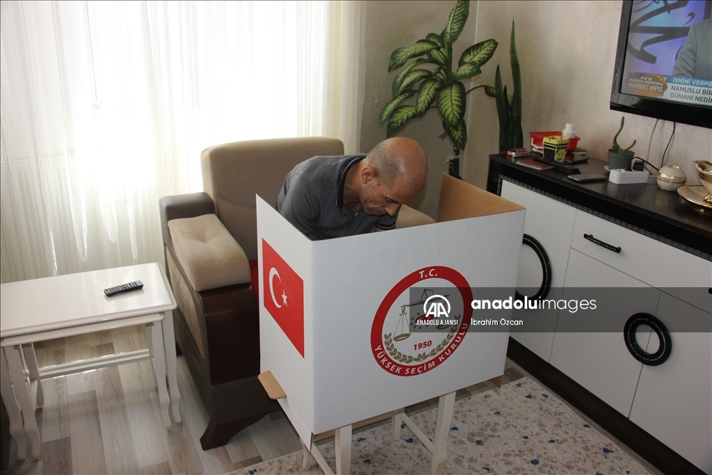 Kilis'te engelli vatandaşlar "seyyar sandık" ile oy kullandı