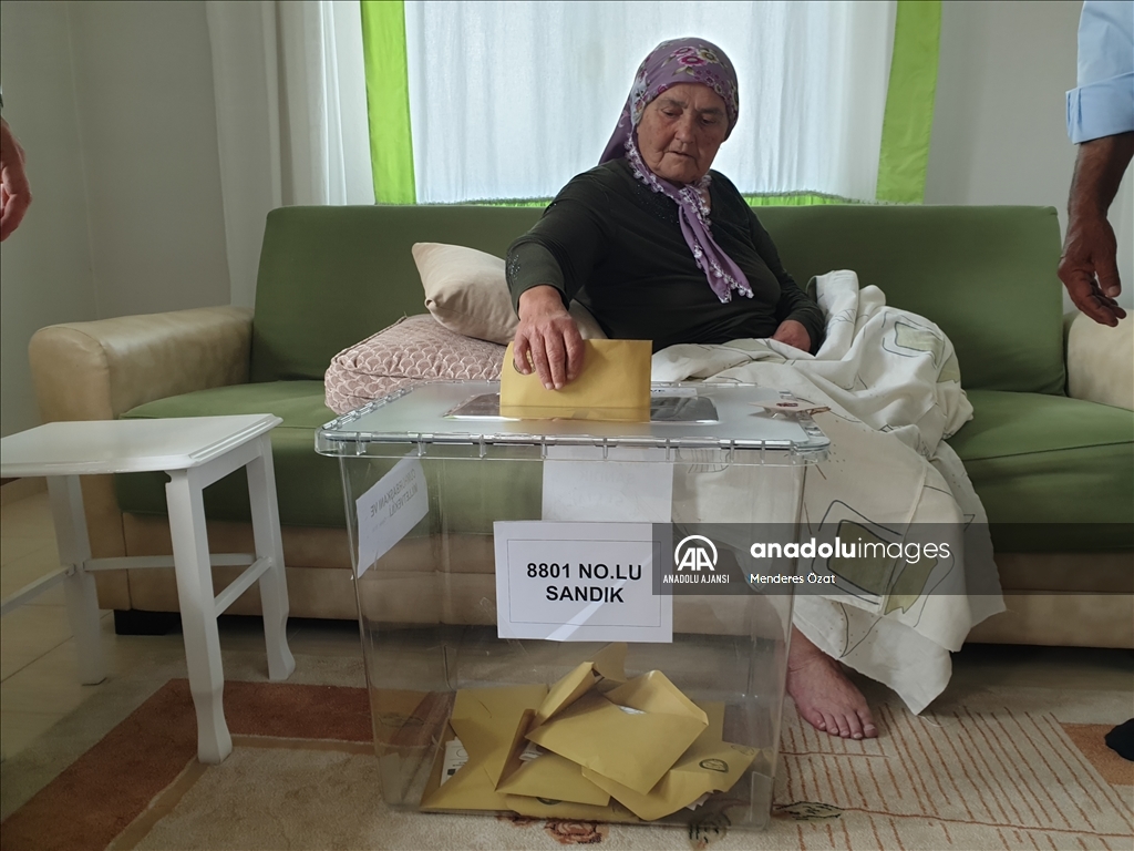 Adana ve Osmaniye'de hasta veya engelliler ekiplerin yardımıyla oyunu kullandı