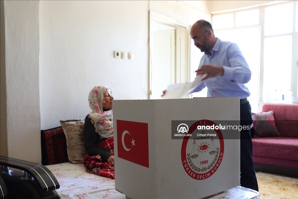 Adıyaman'daki hasta veya engelliler "seyyar sandık" ile oylarını kullandı
