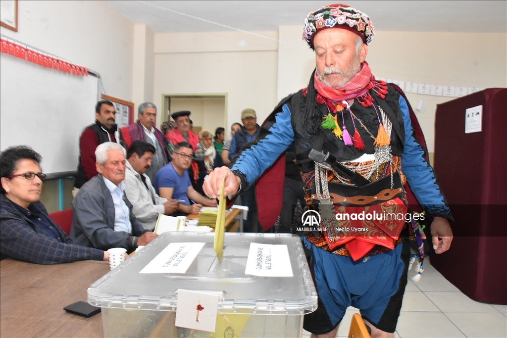 Aydın'da bir grup seçmen efe kıyafetleriyle oy kullandı