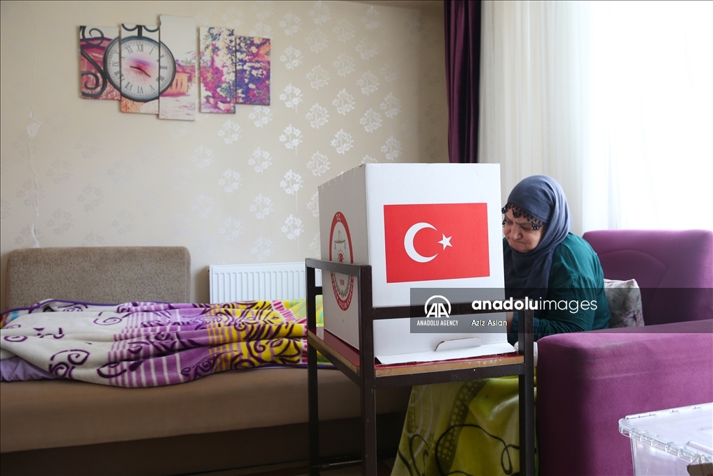 Diyarbakır'da hasta veya engelliler "seyyar sandık" ile oylarını kullandı