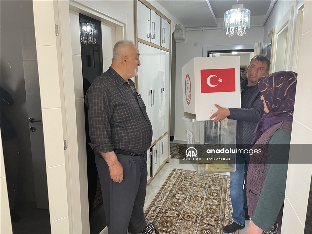 Yozgat, Niğde, Kırıkkale ve Sivas'ta hasta ve engelliler oylarını kullandı