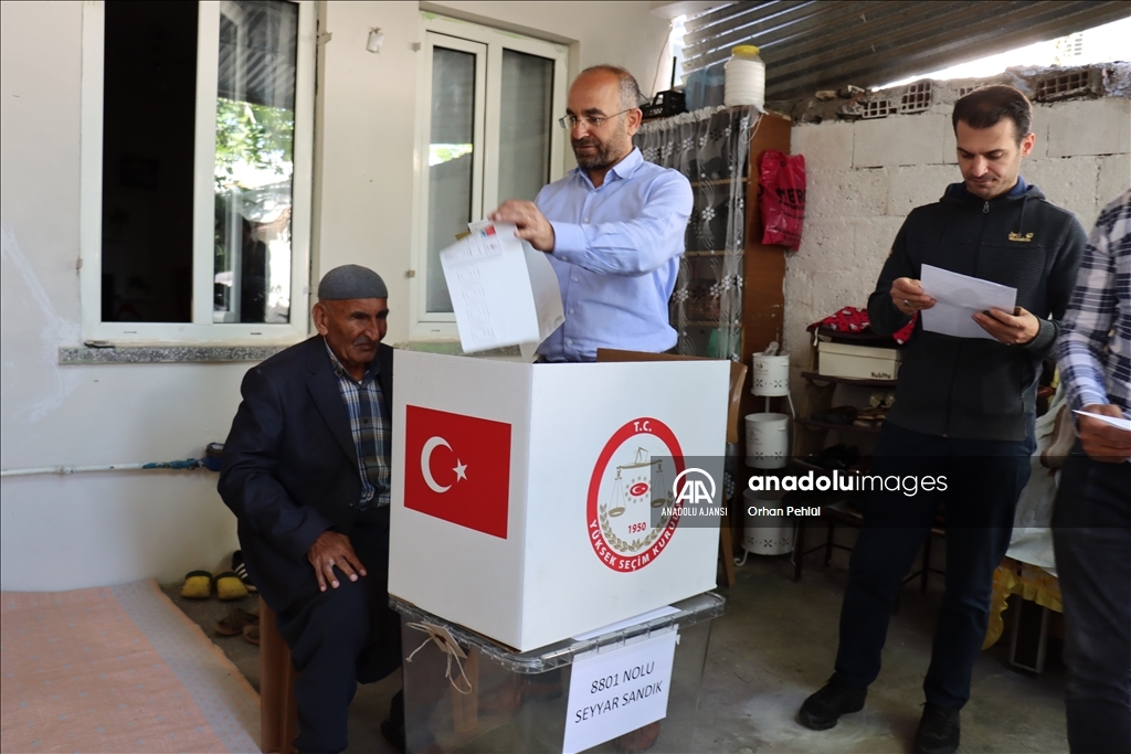 Adıyaman'daki hasta veya engelliler "seyyar sandık" ile oylarını kullandı