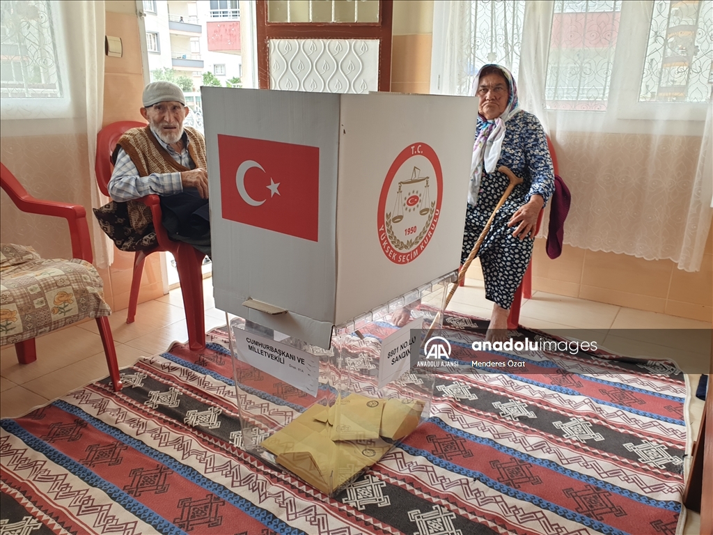 Adana ve Osmaniye'de hasta veya engelliler ekiplerin yardımıyla oyunu kullandı