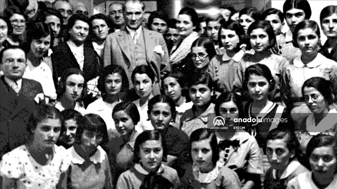 Atatürk, Ankara Kız Lisesi öğrencileriyle hatıra fotoğrafı çektirdi
