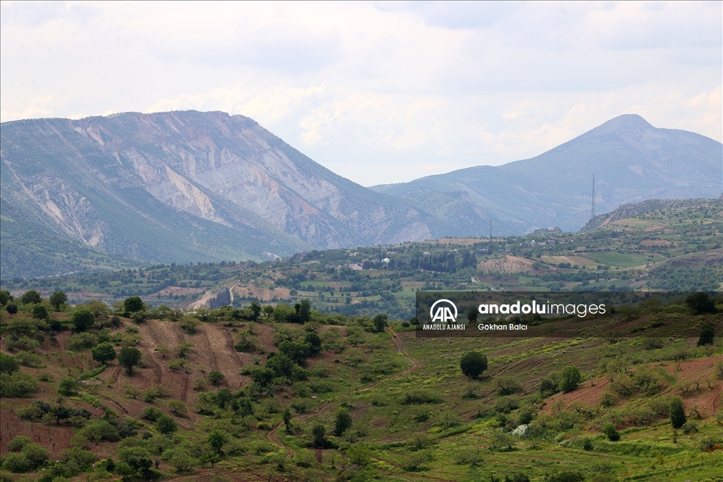 Deprem nedeniyle tepe çökünce manzarası değişen iki köy görüntülendi