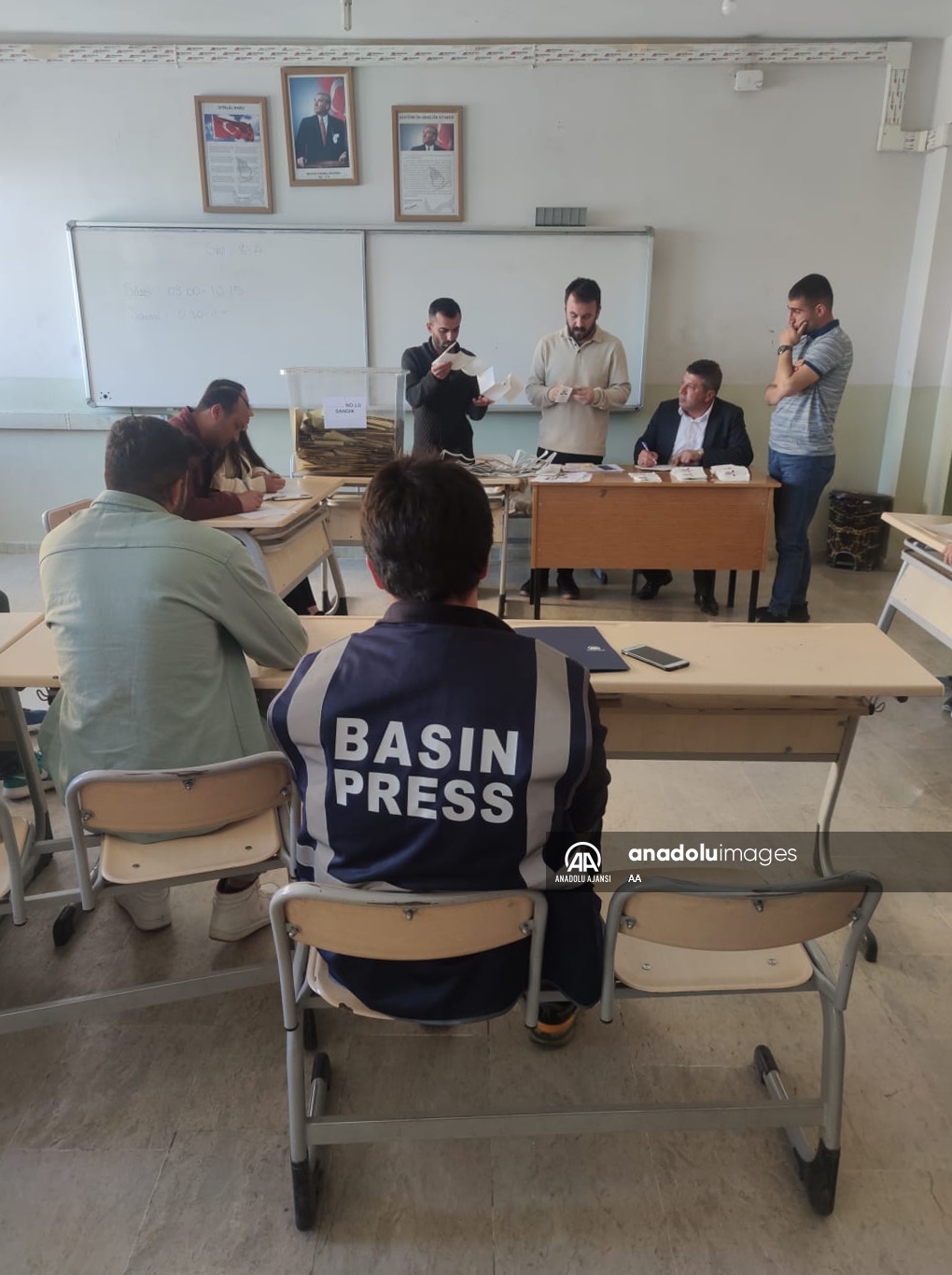 AA, tüm yurtta seçim sonuçlarını sandık başından duyurdu