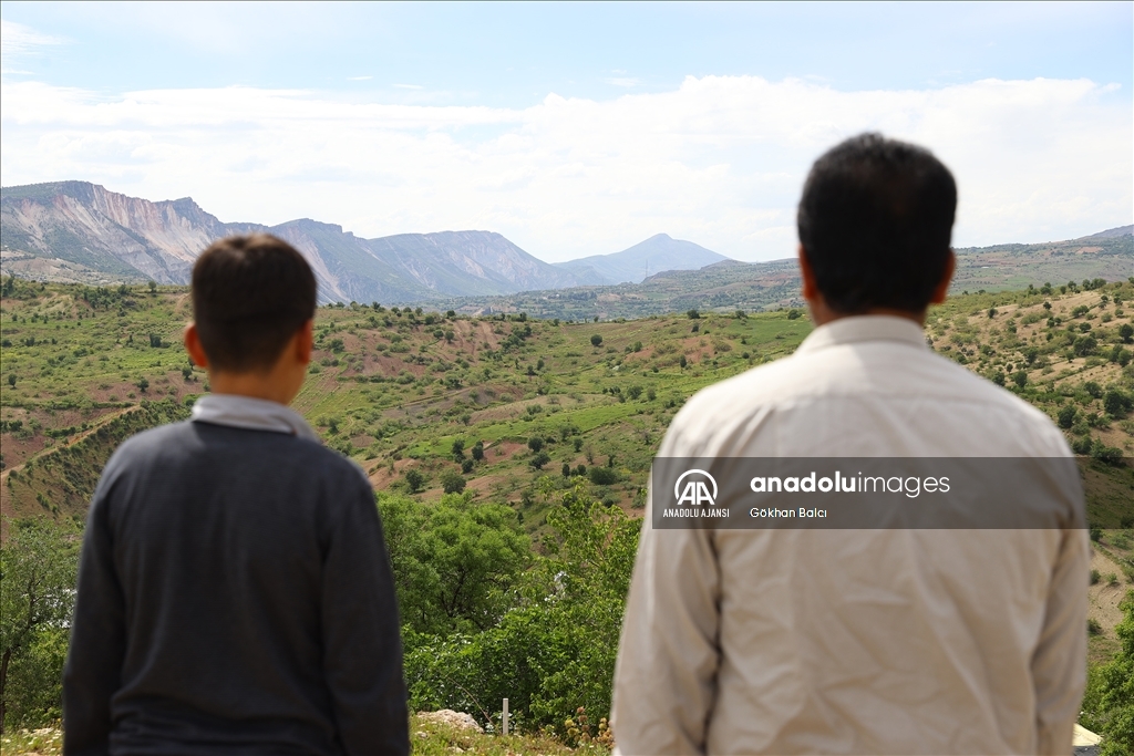 Deprem nedeniyle tepe çökünce manzarası değişen iki köy görüntülendi