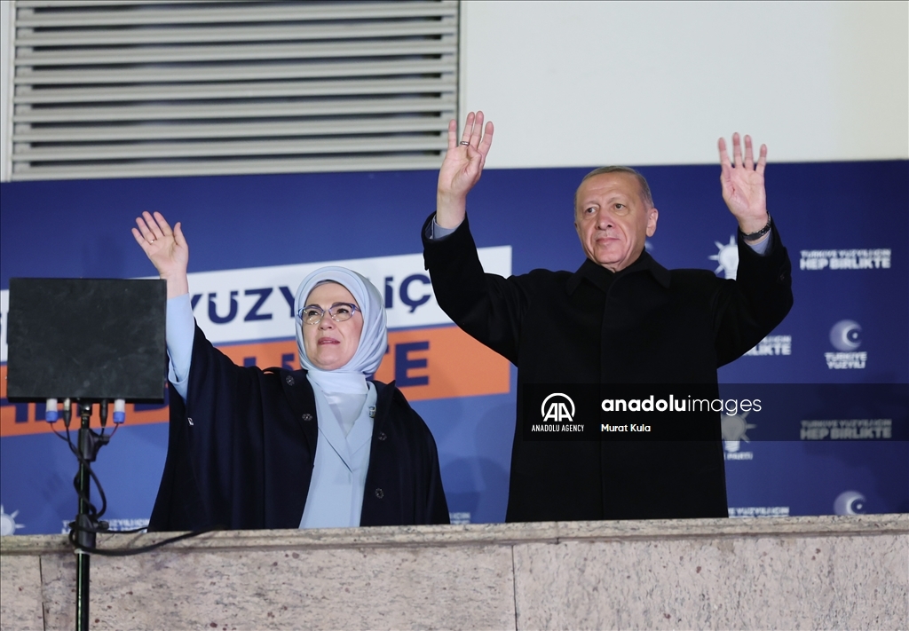 Presiden Erdogan bersama istri sapa pendukungnya setelah pemungutan suara pemilihan presiden dan parlemen