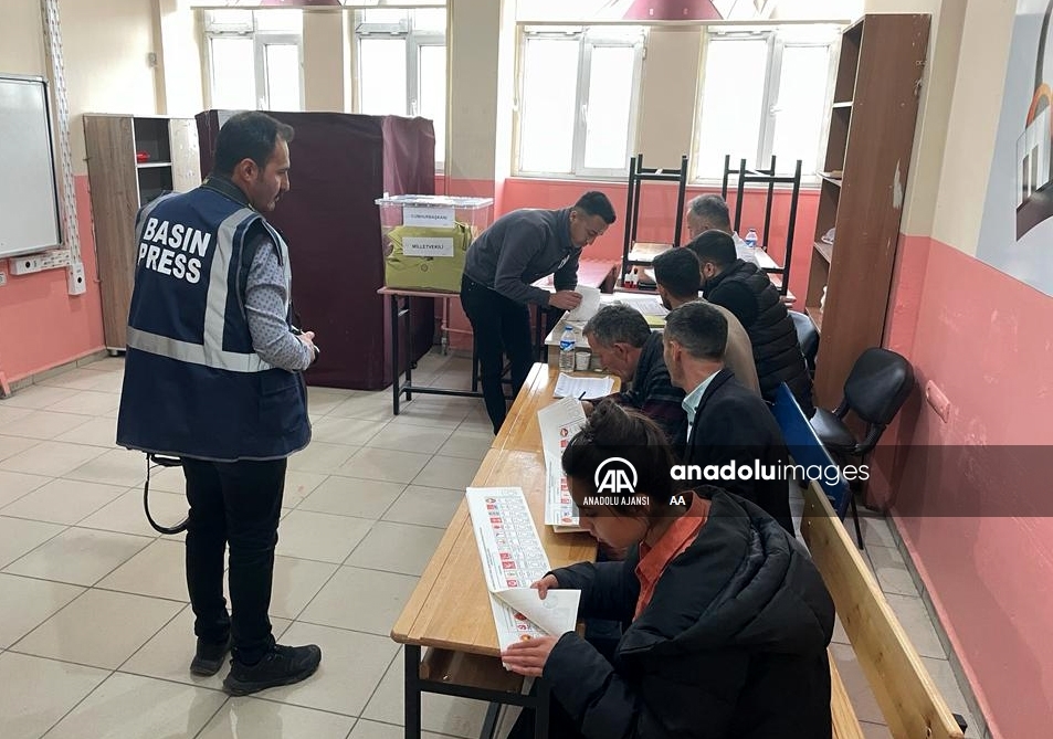AA, tüm yurtta seçim sonuçlarını sandık başından duyurdu