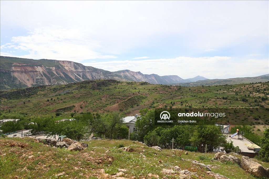 Deprem nedeniyle tepe çökünce manzarası değişen iki köy görüntülendi