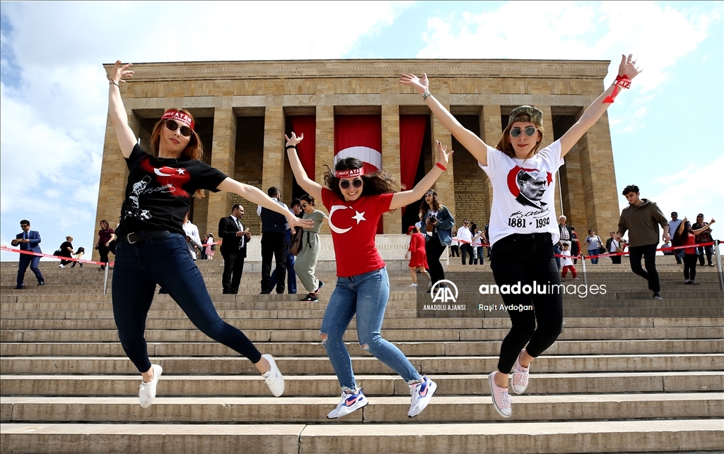 Gençler, Gençlik Haftası ve19 Mayıs bayramı dolayısıyla Anıtkabir'i ziyaret etti