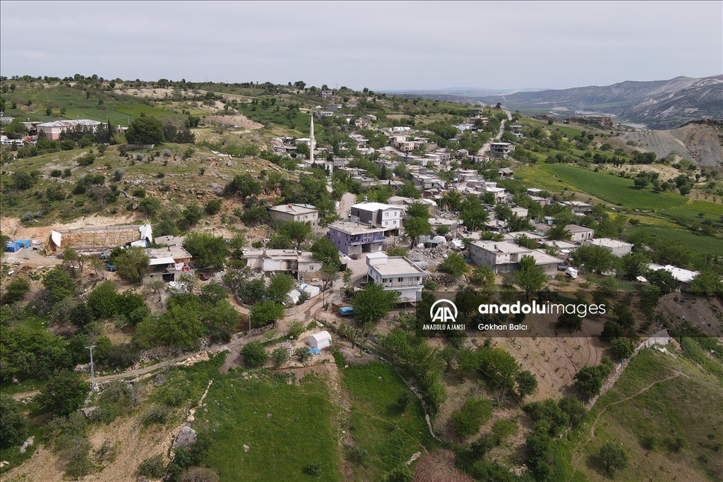Deprem nedeniyle tepe çökünce manzarası değişen iki köy görüntülendi