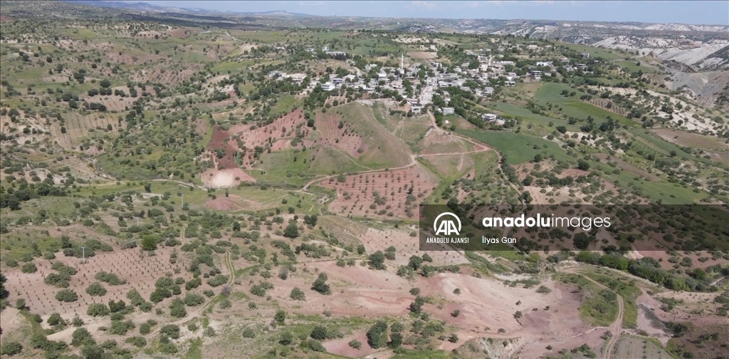 Deprem nedeniyle tepe çökünce manzarası değişen iki köy görüntülendi