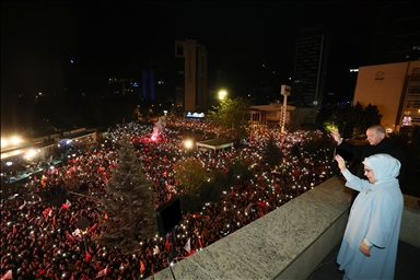 Presiden Erdogan bersama istri sapa pendukungnya setelah pemungutan suara pemilihan presiden dan parlemen
