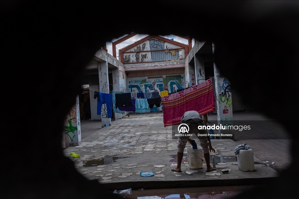 ABD'den sınır dışı edilen göçmenler Juarez'de terk edilmiş bir binada yeniden sınırı geçmek için bekliyor