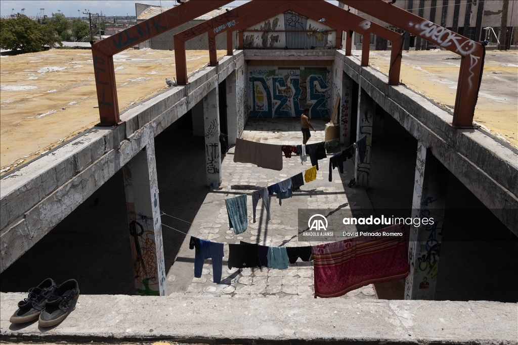 ABD'den sınır dışı edilen göçmenler Juarez'de terk edilmiş bir binada yeniden sınırı geçmek için bekliyor