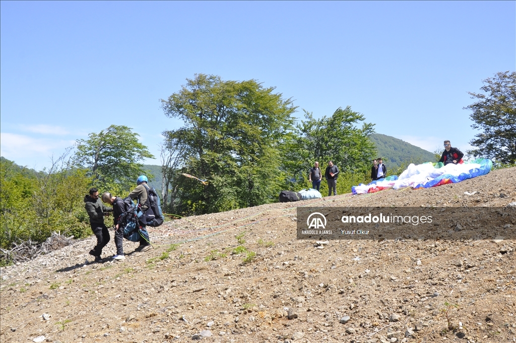 Artvin'de Engelliler Haftası kapsamında yamaç paraşütü etkinliği düzenlendi