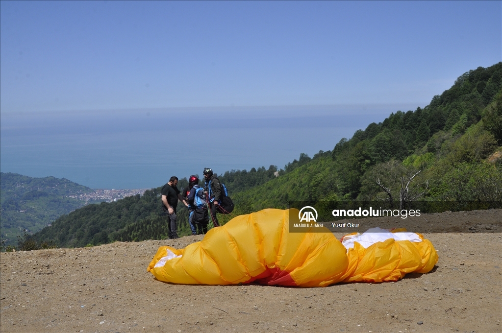 Artvin'de Engelliler Haftası kapsamında yamaç paraşütü etkinliği düzenlendi