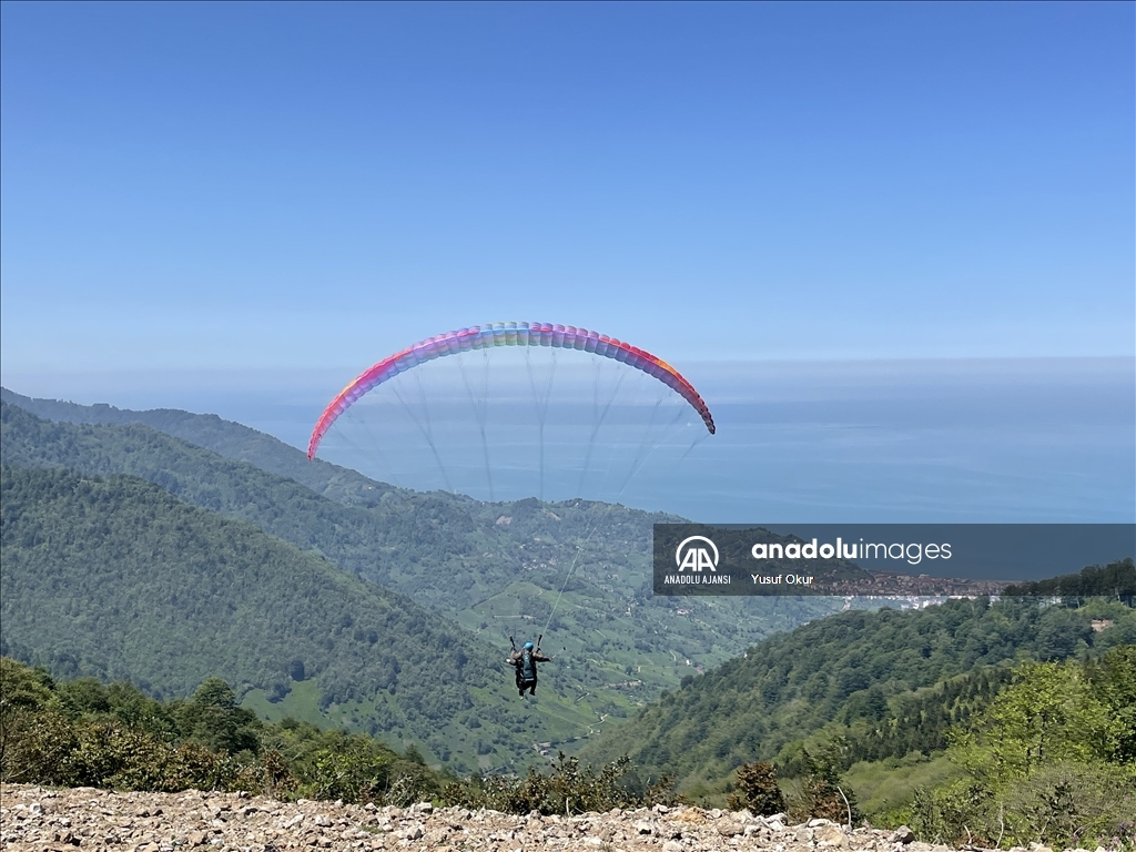 Artvin'de Engelliler Haftası kapsamında yamaç paraşütü etkinliği düzenlendi