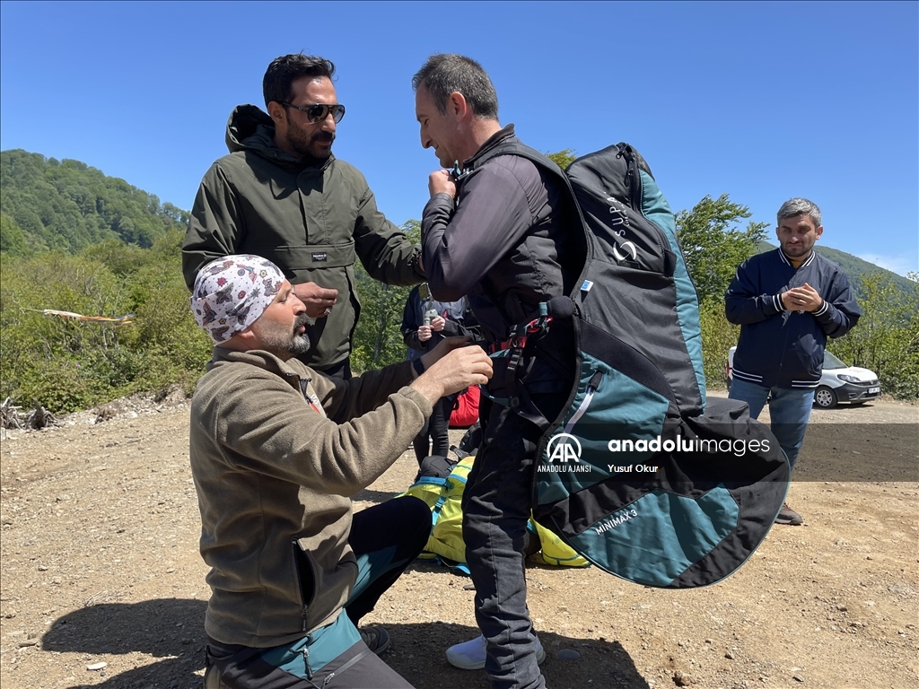 Artvin'de Engelliler Haftası kapsamında yamaç paraşütü etkinliği düzenlendi