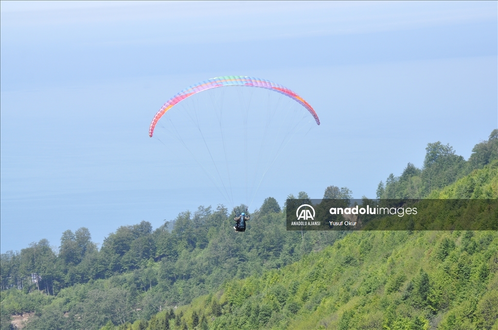 Artvin'de Engelliler Haftası kapsamında yamaç paraşütü etkinliği düzenlendi