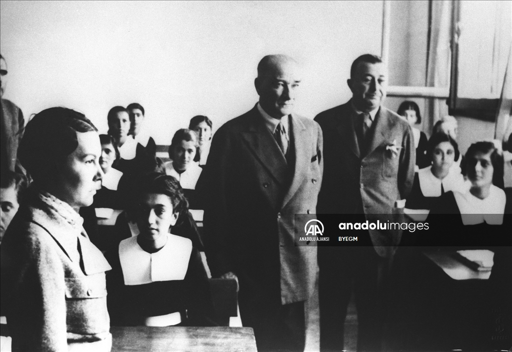 Atatürk, Adana Kız Enstitüsü'nde tarih dersine katıldı