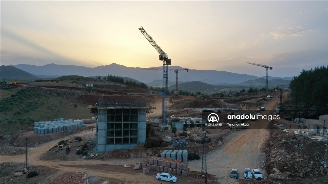 Deprem konutları inşaatında mesai gece gündüz sürüyor