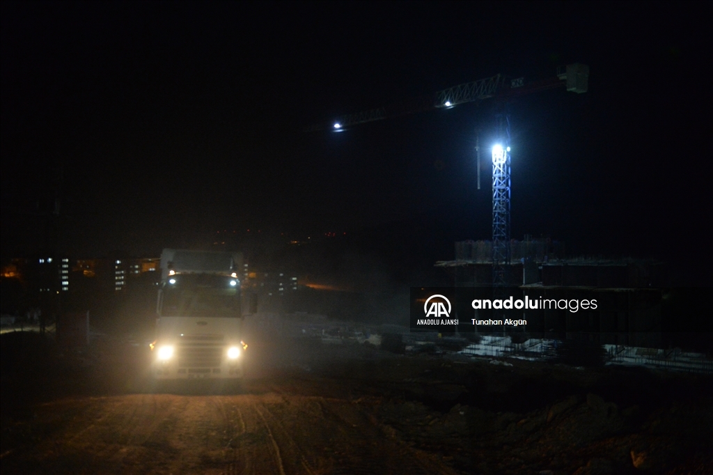 Deprem konutları inşaatında mesai gece gündüz sürüyor