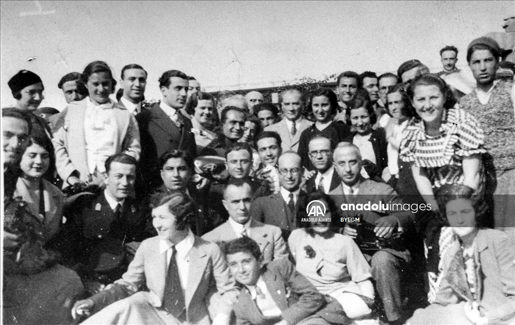 Atatürk, Orman Çiftliği'nde gençlerle bir araya geldi