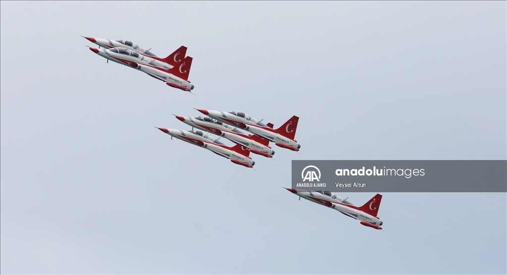Türk Yıldızları ve SOLOTÜRK Samsun semalarında gösteri uçuşu yaptı