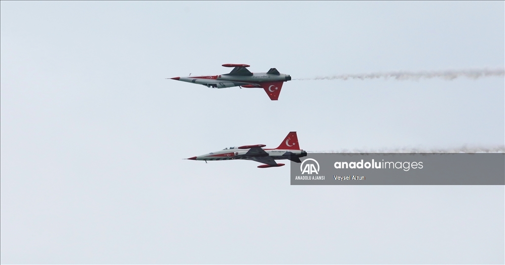 Türk Yıldızları ve SOLOTÜRK Samsun semalarında gösteri uçuşu yaptı