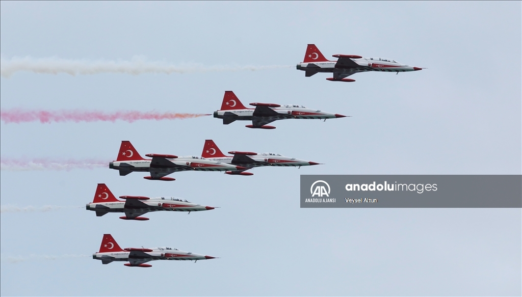 Türk Yıldızları ve SOLOTÜRK Samsun semalarında gösteri uçuşu yaptı