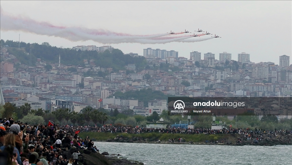 Türk Yıldızları ve SOLOTÜRK Samsun semalarında gösteri uçuşu yaptı